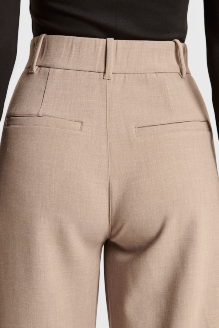 Pantalon large marine de Danoir Paris, pantalon à jambes évasées en tissu léger, porté sur un mannequin.