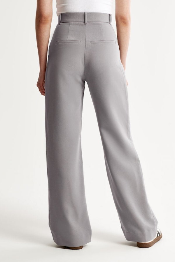Pantalon large marine de Danoir Paris, pantalon à jambes wide leg avec coupe fluide et élégante, vue de face.