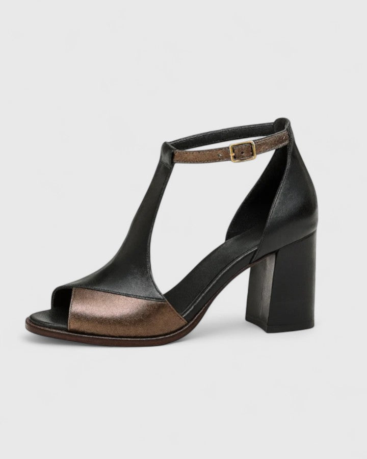 Chaussures à talons modernes Kenzira de Danoir Paris, design élégant et sophistiqué, vue de côté sur fond blanc.