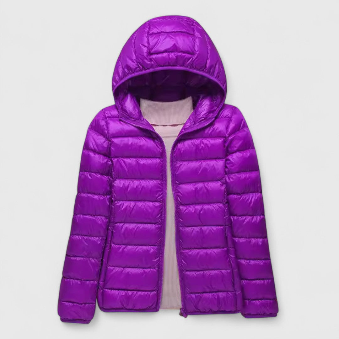 Veste matelassée ultra-légère Lily™ de Danoir Paris, en tissu noir avec fermeture éclair et col montant.
