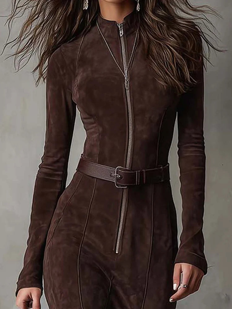 Robe longue marron avec ceinture Danoir Paris, style vintage, fermeture éclair visible, silhouette élégante, tissu fluide.