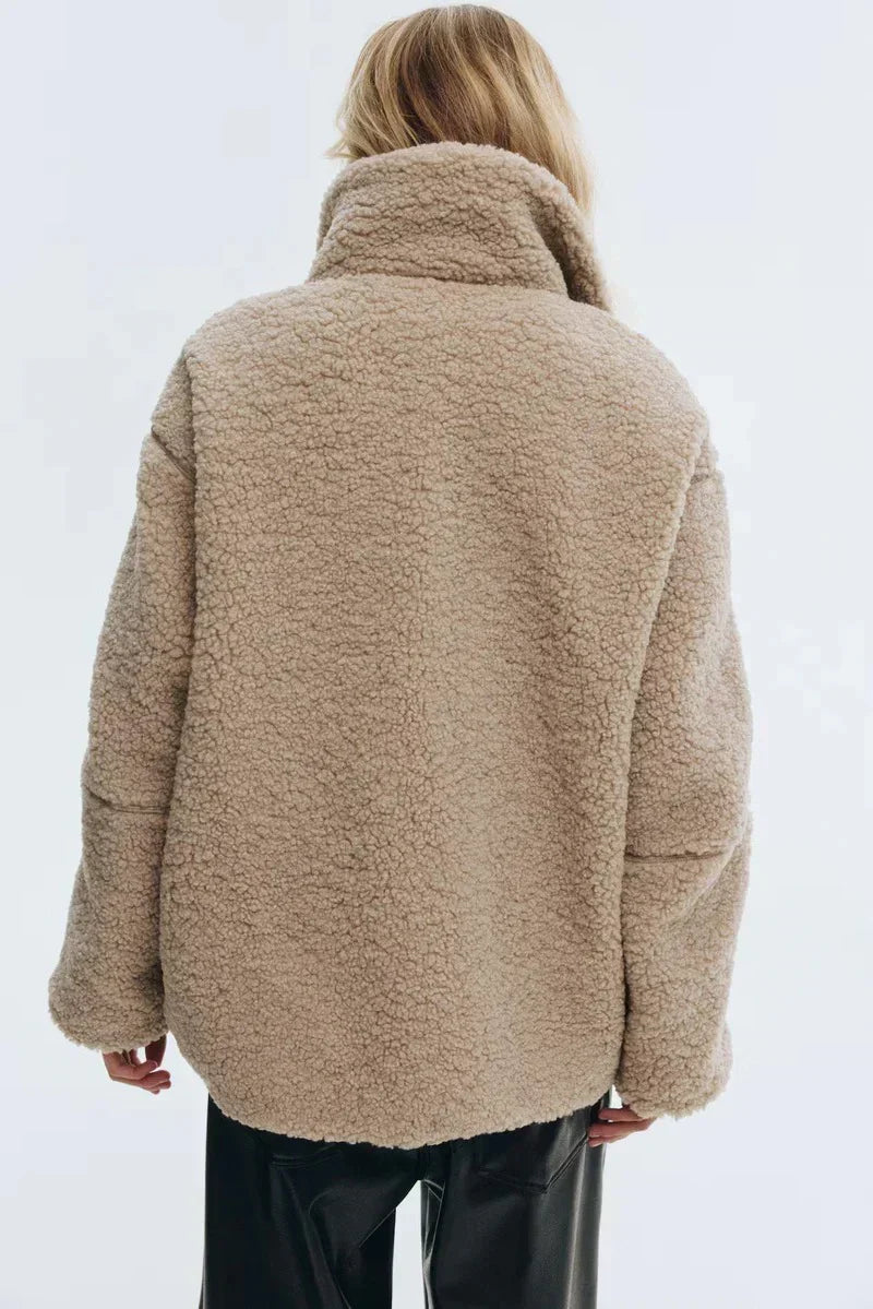 Manteau en Teddy Doux KAJA de Danoir Paris, tissu doux beige avec fermeture éclair et col montant, porté sur mannequin.