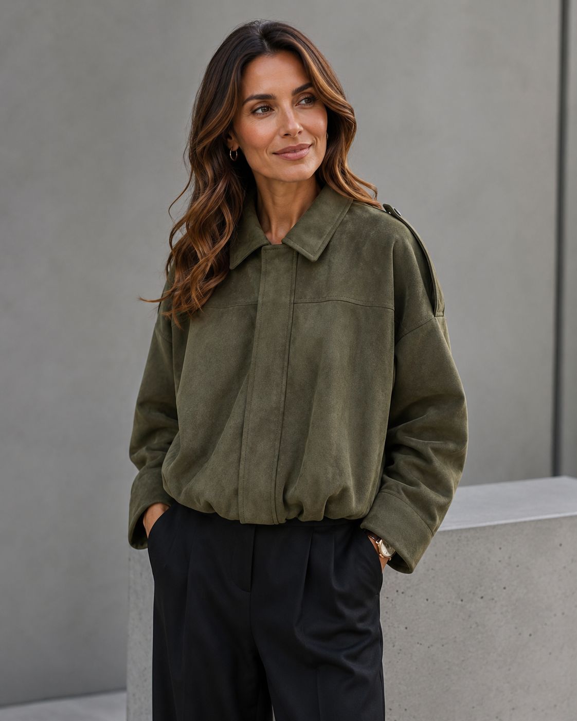 Veste confortable Chrystiah de Danoir Paris, tissu doux et coupe élégante, portée décontractée pour un style chic et cosy.