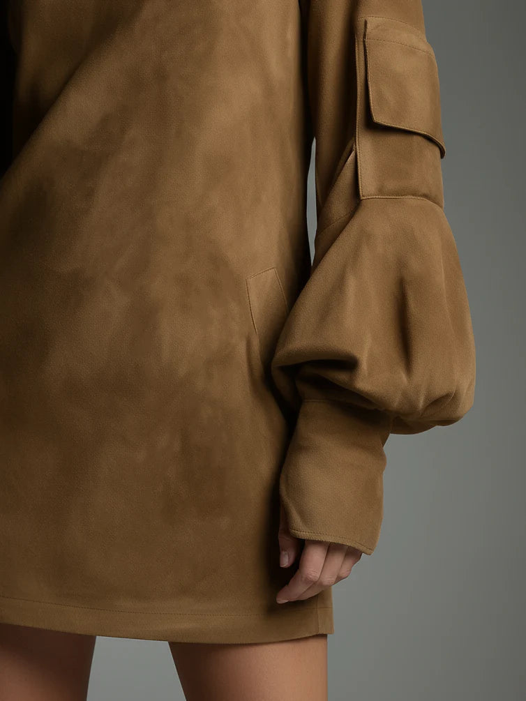 Robe mini oversize en suédine Bibiane de Danoir Paris, col montant, vêtement pour femme élégant et décontracté.