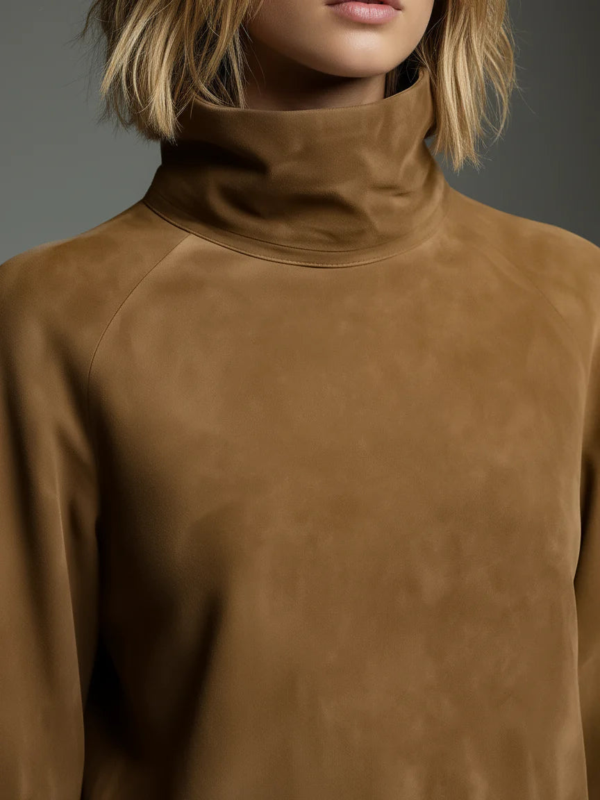 Robe mini oversize en suédine beige Bibiane, col montant, pour femme, Danoir Paris, style vintage décontracté.