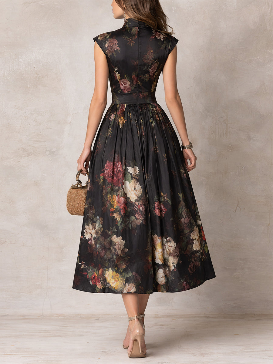 Robe mi-longue en satin plissé à col en trou de serrure noir et imprimé floral