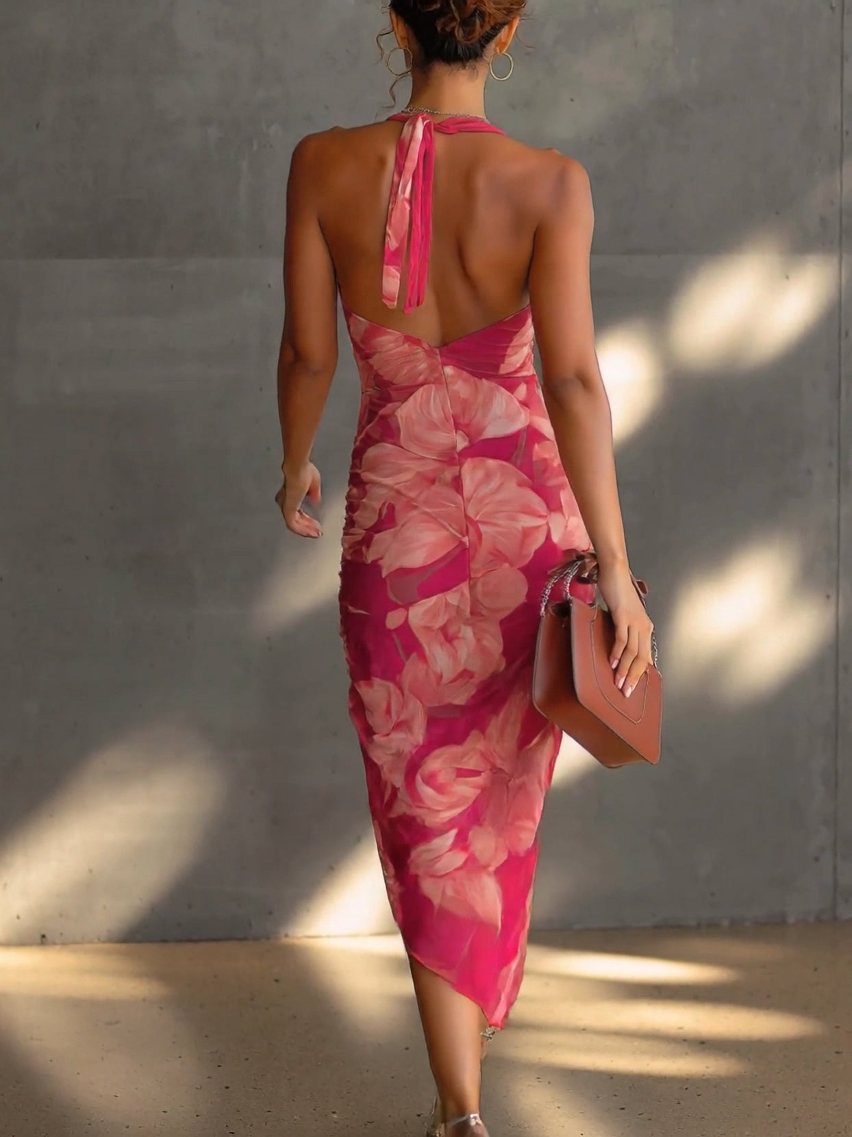 Robe bodycon sans manches à imprimé floral fuchsia et fente latérale froncée