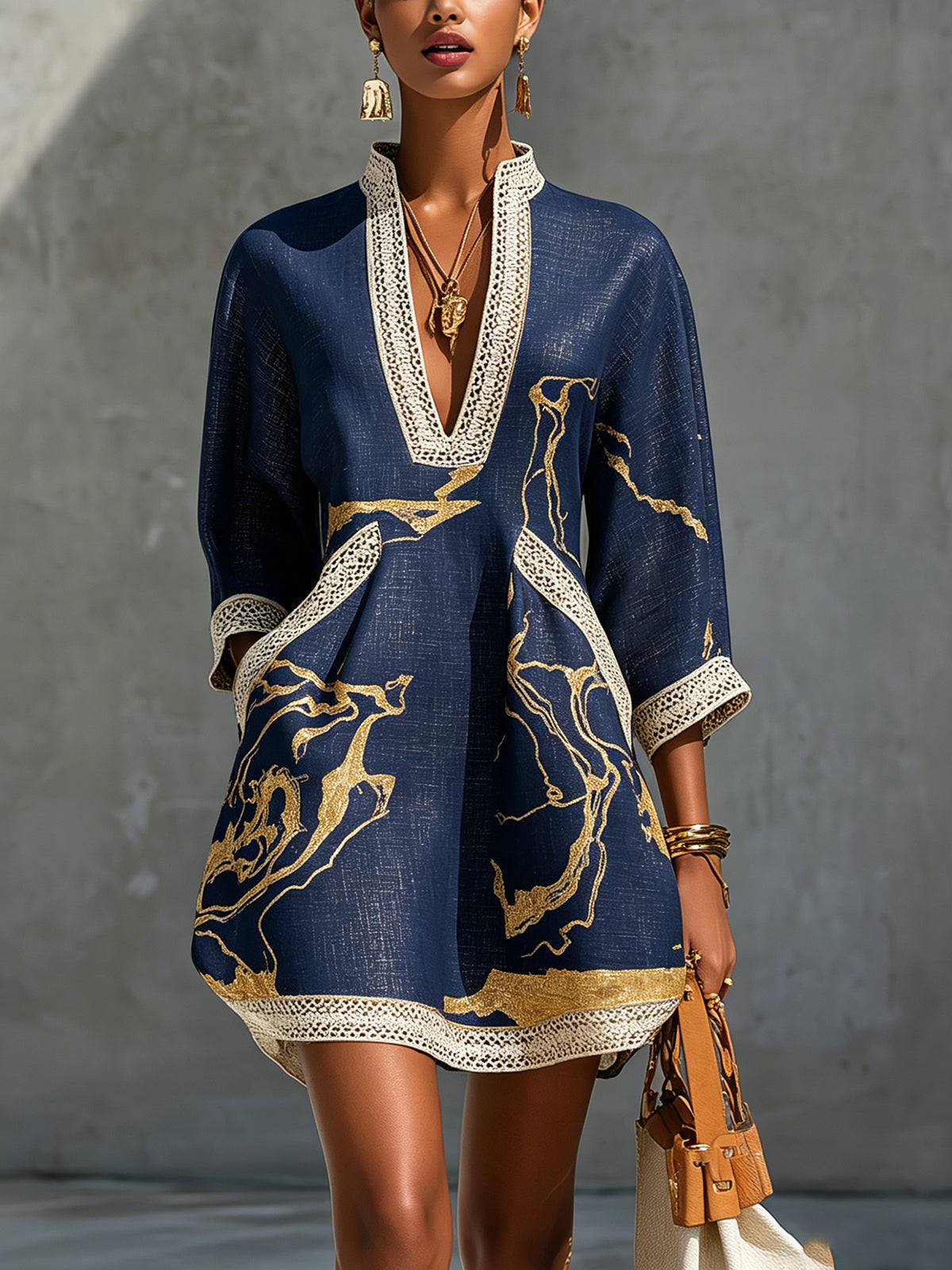 Robe noire courte Dorothée Danoir Paris avec imprimé marbre doré, dentelle crochet et détails élégants, portée sur un mannequin.