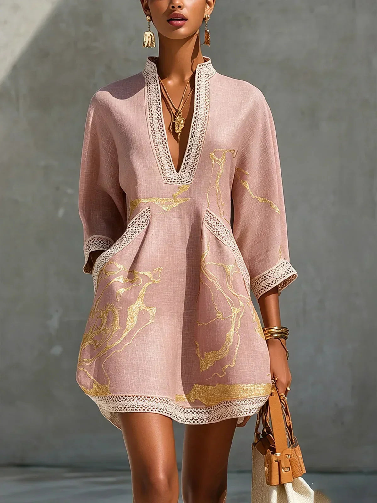 Robe noire courte Dorothée de Danoir Paris avec imprimé marbre doré, dentelle crochet et détails élégants, vue de face.