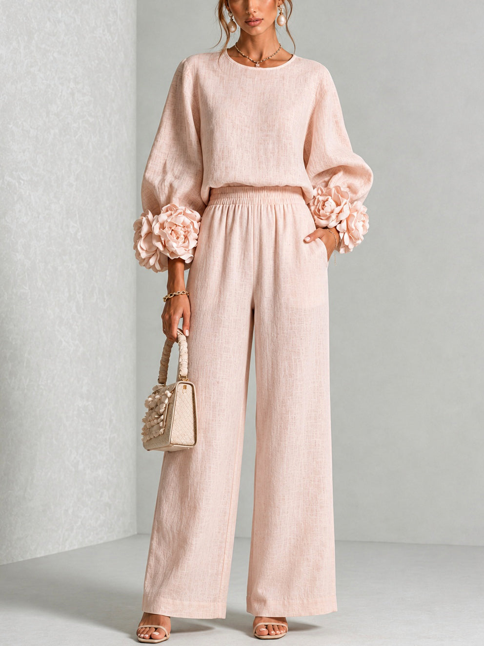 Ensemble deux pièces Danoir Paris avec manches florales, tissu rose doux, détails élégants pour femme.