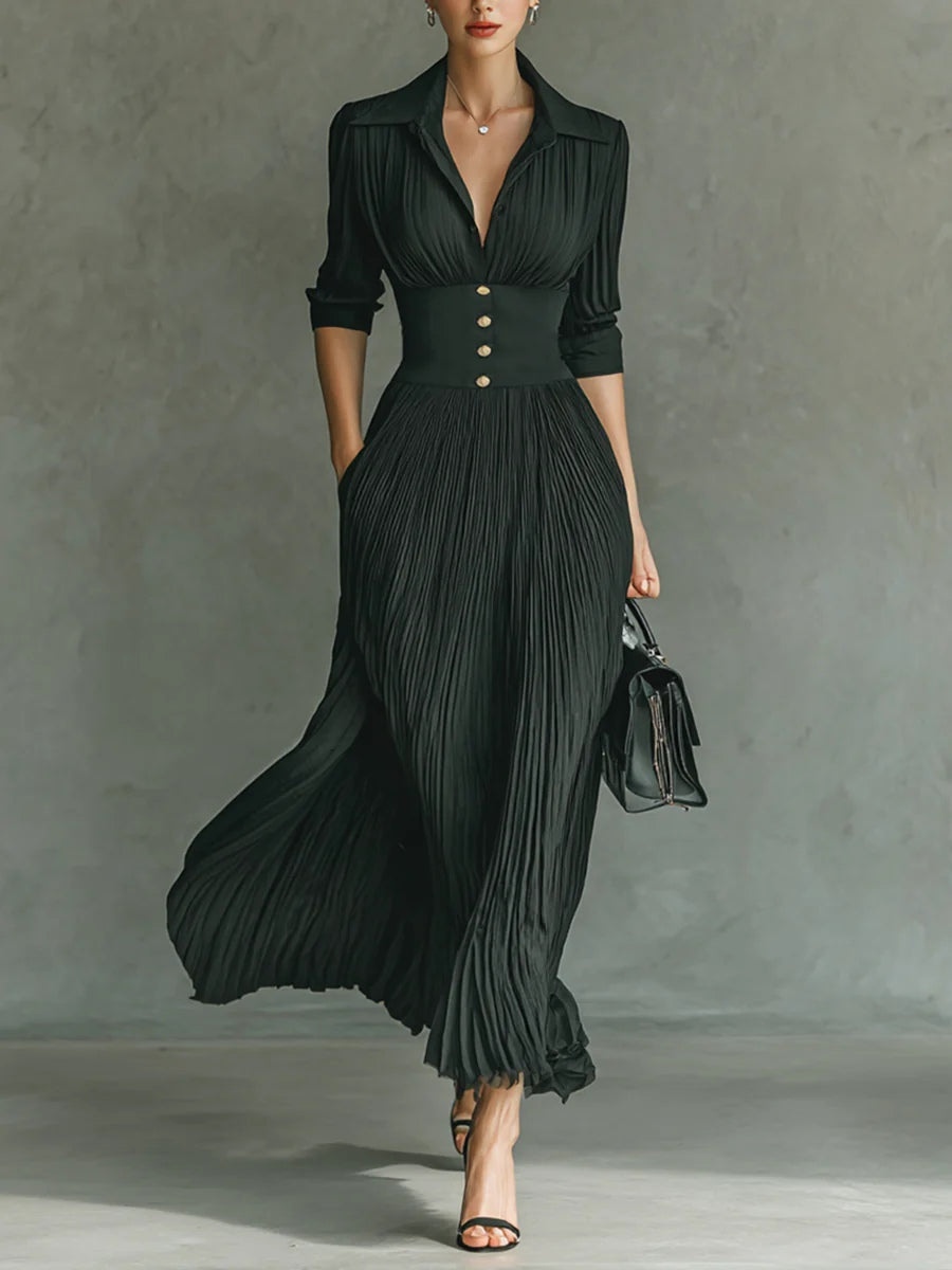 Robe longue plissée Danoir Paris Elvire avec revers et taille haute, tissu fluide et élégant, portée en soirée ou occasion spéciale.
