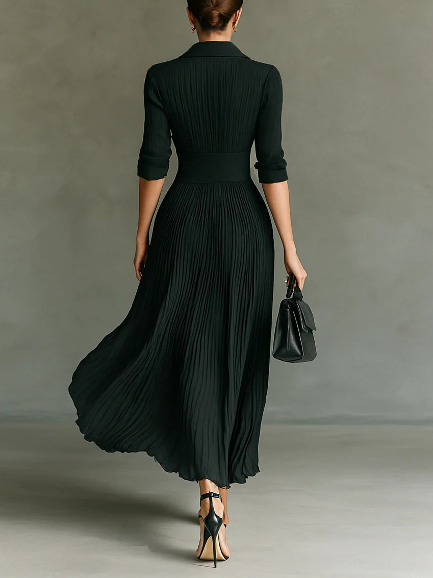 Robe longue plissée Danoir Paris Elvire avec revers et taille haute, tissu fluide et élégance en image.