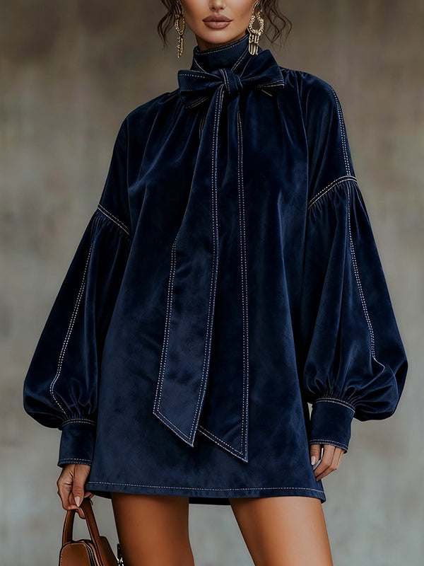 Robe en velours à nœud Tiphaine, mini robe élégante de Danoir Paris, montrant le tissu doux et le détail du nœud à la taille