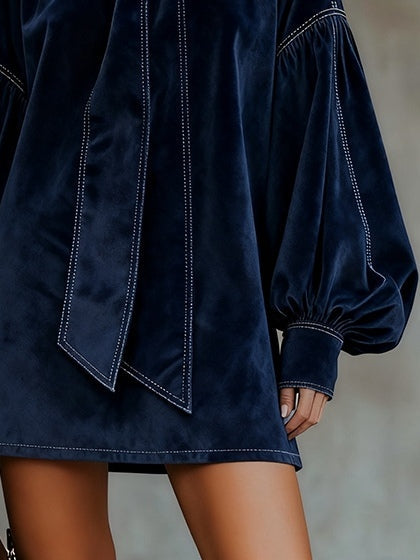 Robe courte en velours avec nœud de la marque Danoir Paris, modèle Tiphaine, couleur rose pâle, portée élégante et douce.