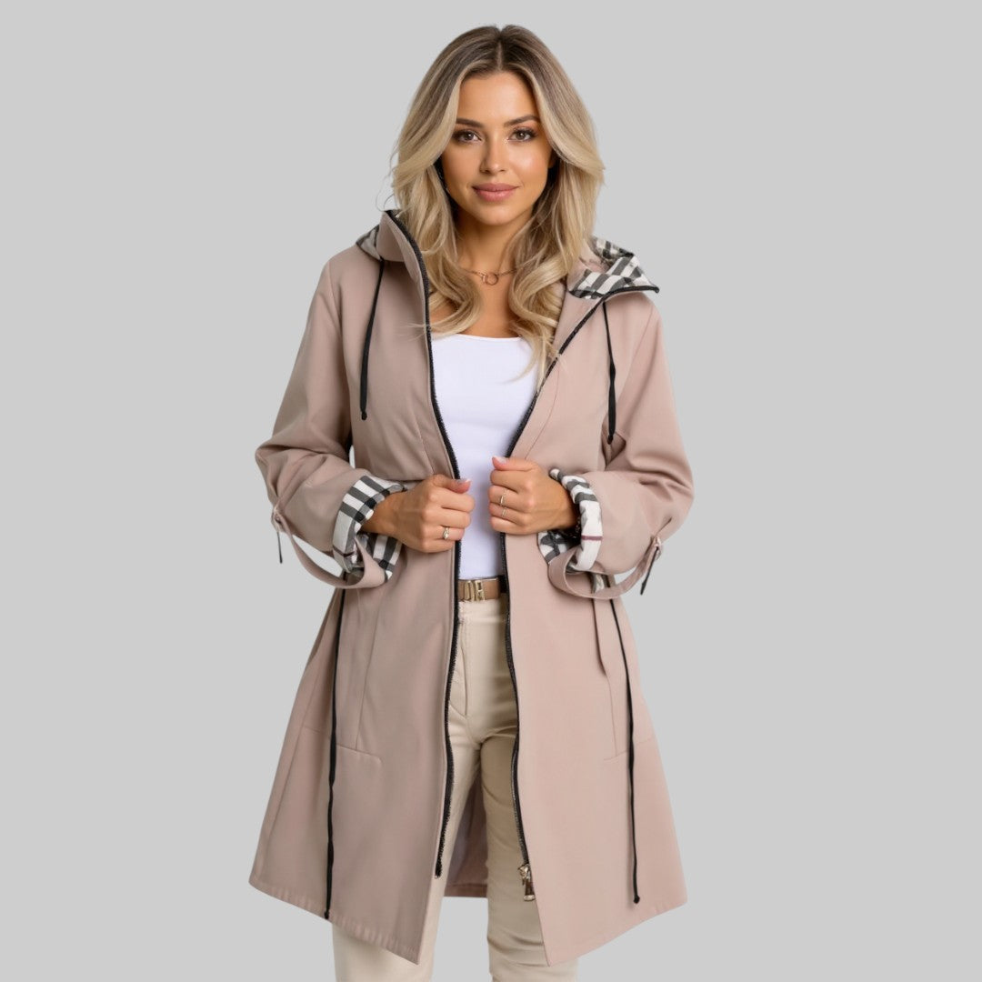 Manteau moderne Natalia™ de Danoir Paris, coupe élégante en tissu gris, porté sur mannequin avec col et manches longues.