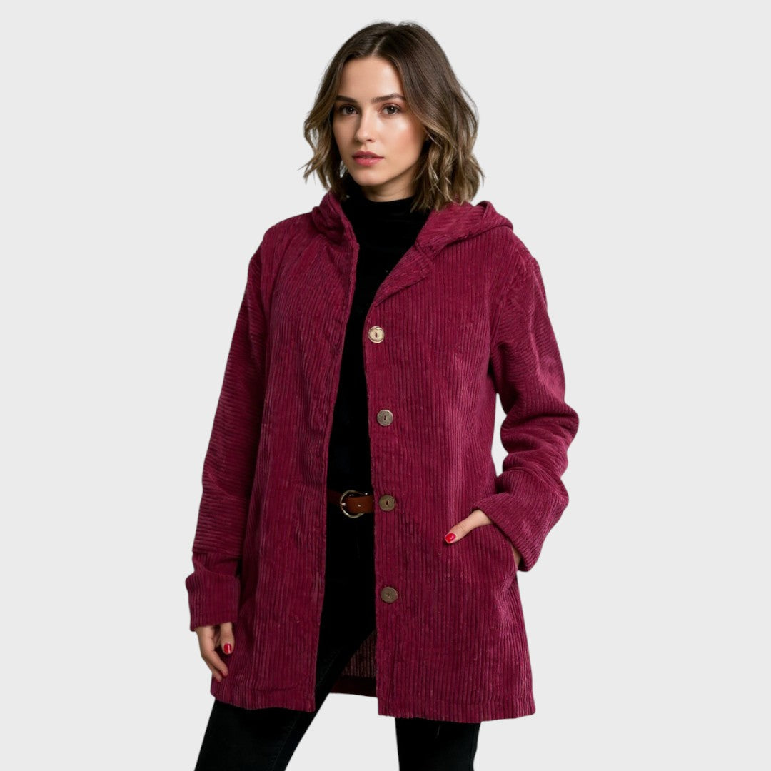 Veste matelassée Cordia™ de Danoir Paris, en tissu chaud, avec fermeture éclair et col haut, portée sur un fond neutre.