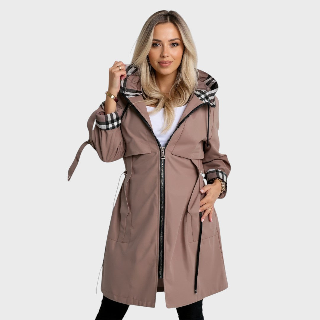 Manteau moderne Natalia™ de Danoir Paris, en tissu élégant, porté par un mannequin, avec coupe tendance et détails stylés.