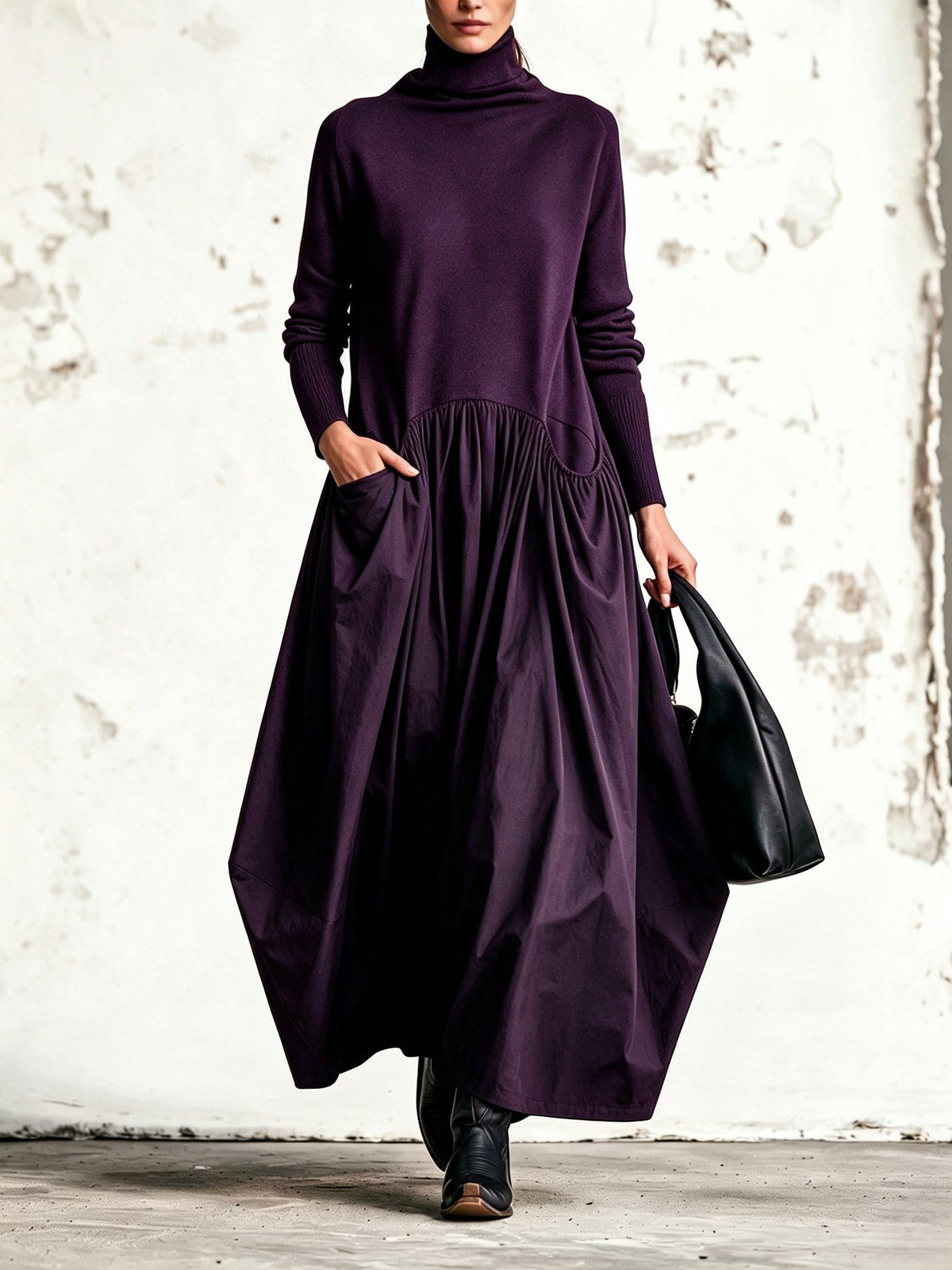 Robe longue oversize noire Danoir Paris avec col haut, style maxi dress, portée et détails visibles sur l'image.