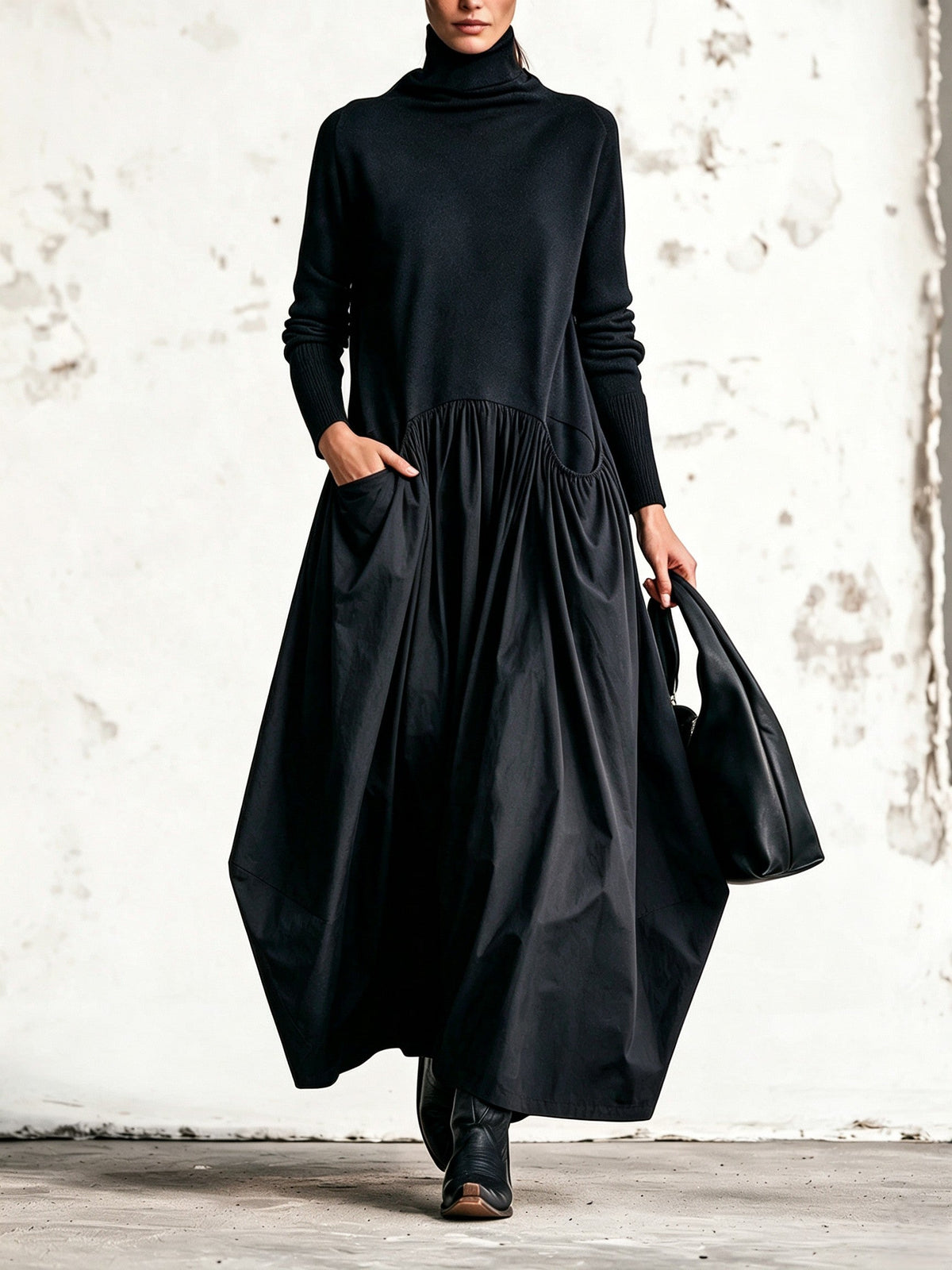 Robe maxi oversize Odette de Danoir Paris avec col montant, tissu fluide et élégant, portée sur un fond neutre.