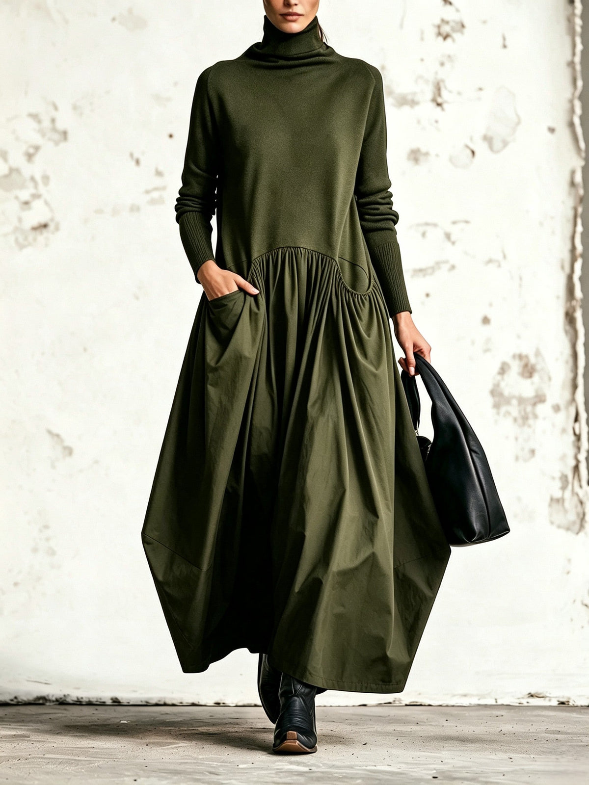 Robe longue oversize noire Danoir Paris avec col haut, élégante et fluide, portée sur un fond neutre.