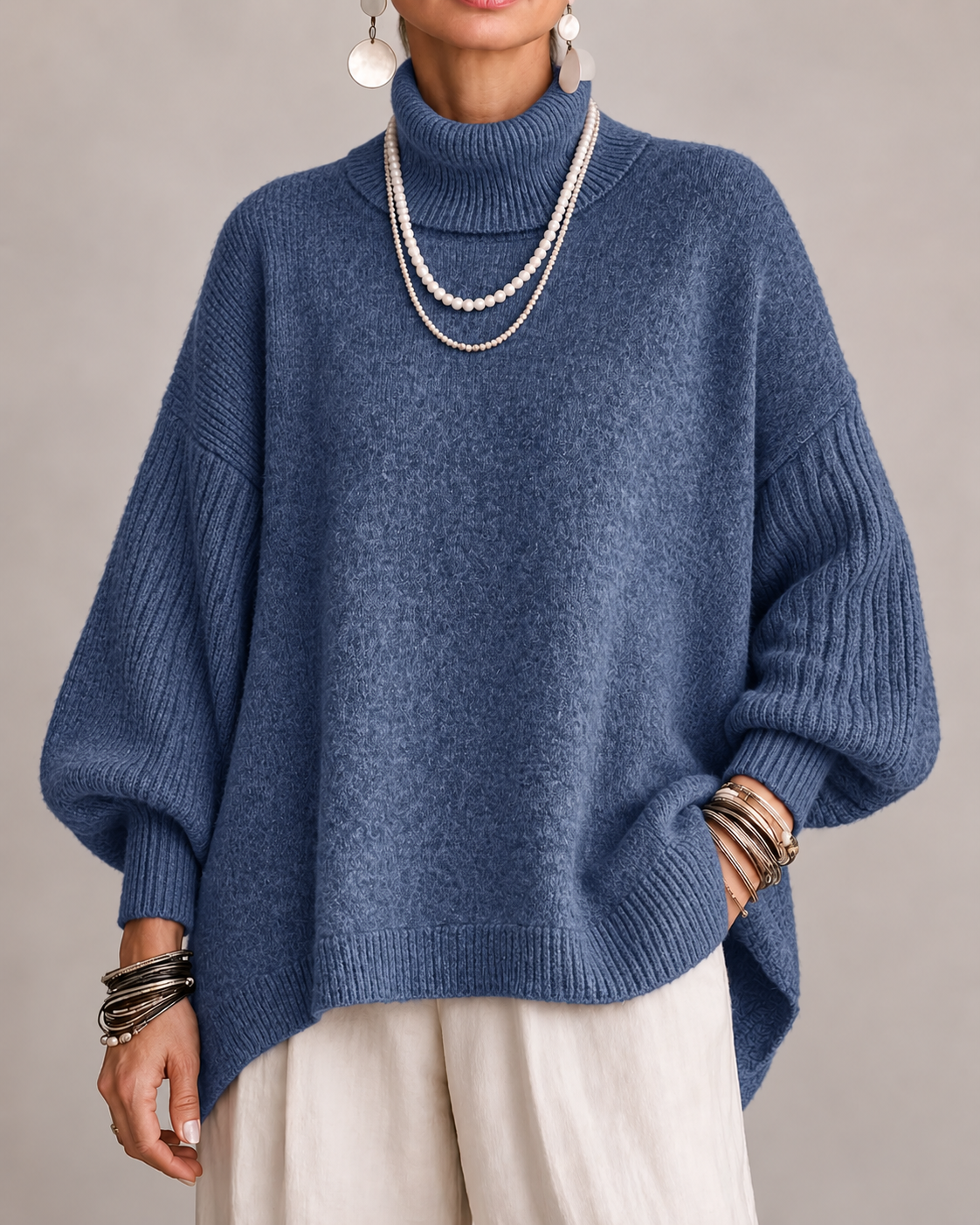 Pull élégant à col roulé Kathleen de Danoir Paris, en tissu doux, porté sur un mannequin, couleur neutre.