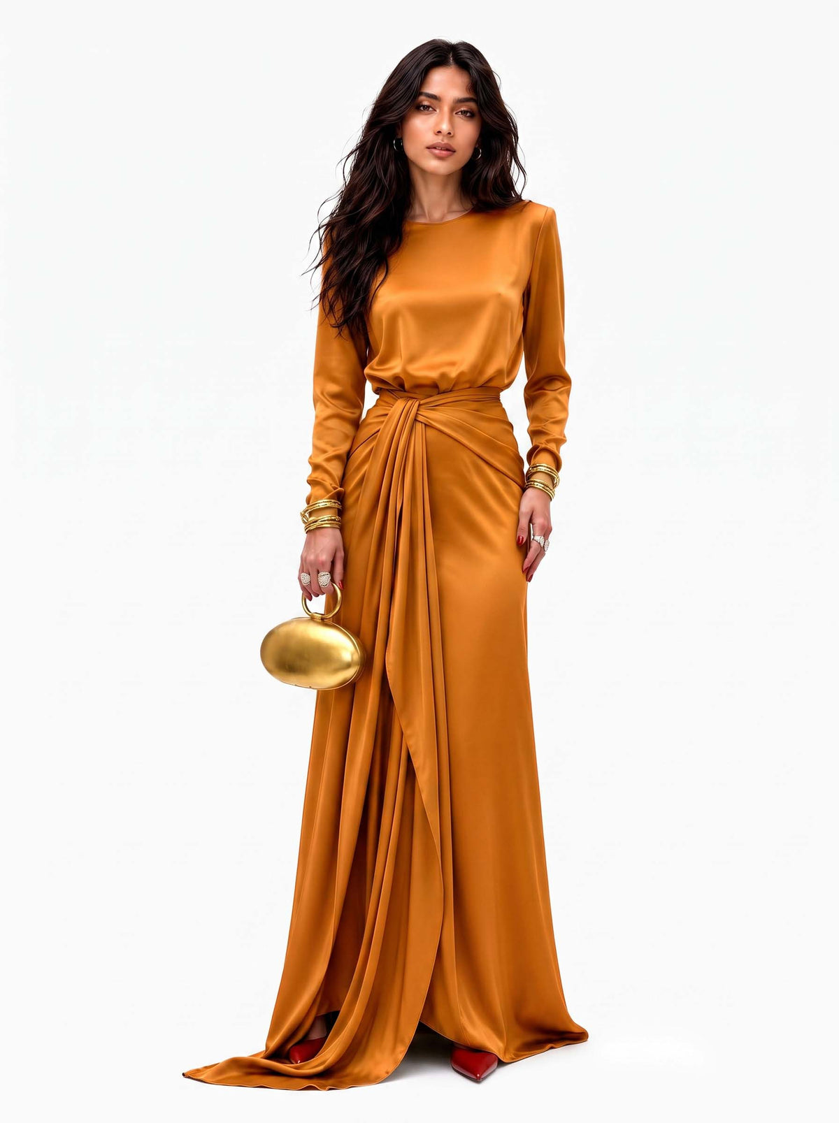 Robe longue en satin drapé Cassandra pour femme, élégante et fluide, signée Danoir Paris, vue sur un fond neutre.