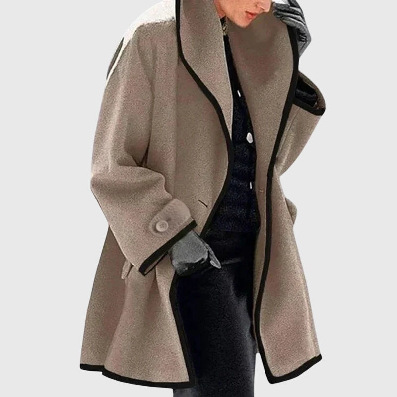 Veste en fleece élégante Maria™ de Danoir Paris, tissu doux, coupe moderne, portée décontractée, couleur neutre, style chic et confortable.