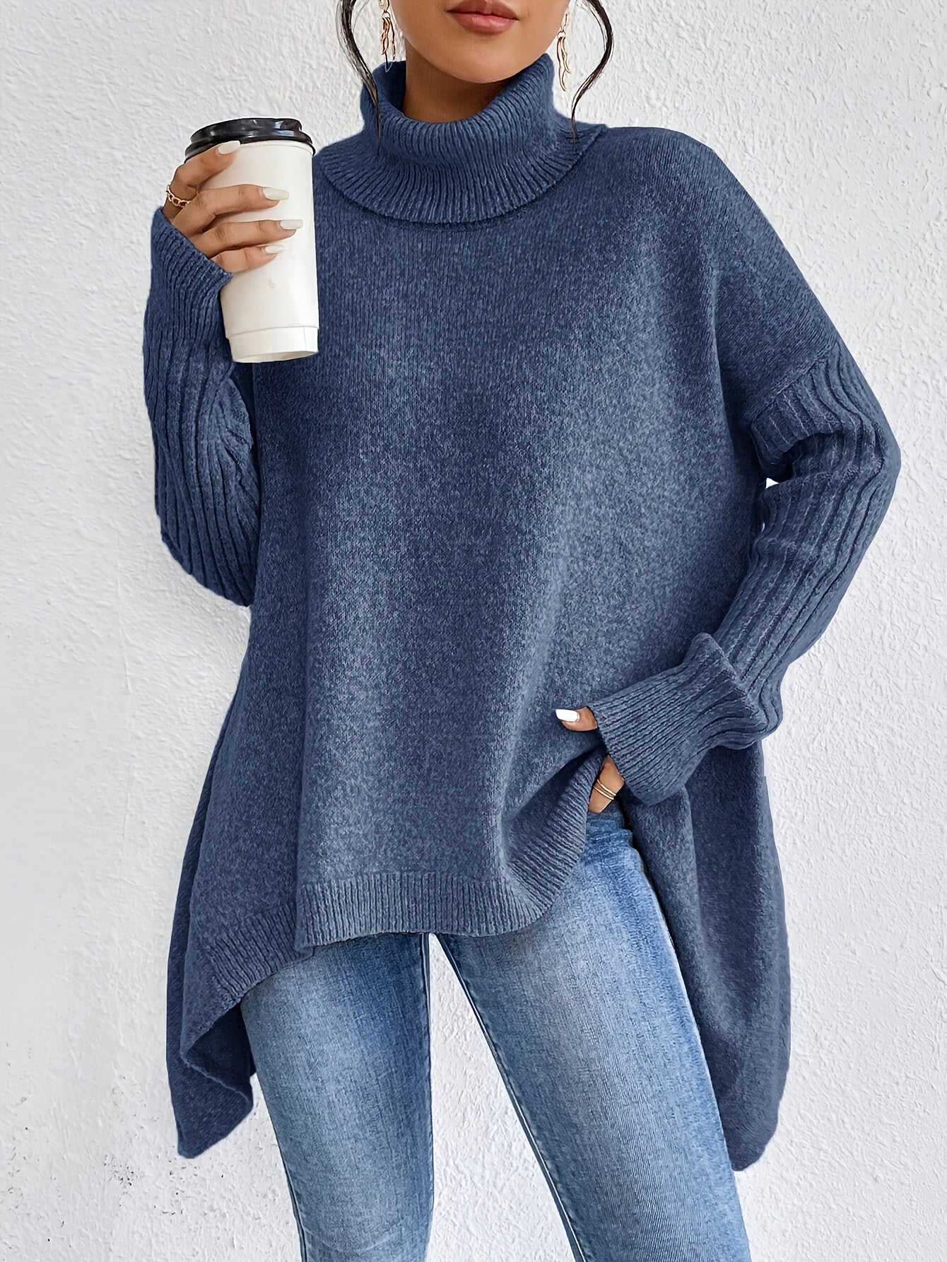 Pull Audrey Danoir Paris en maille confortable, couleur neutre, porté sur mannequin, détail du col rond et manches longues.