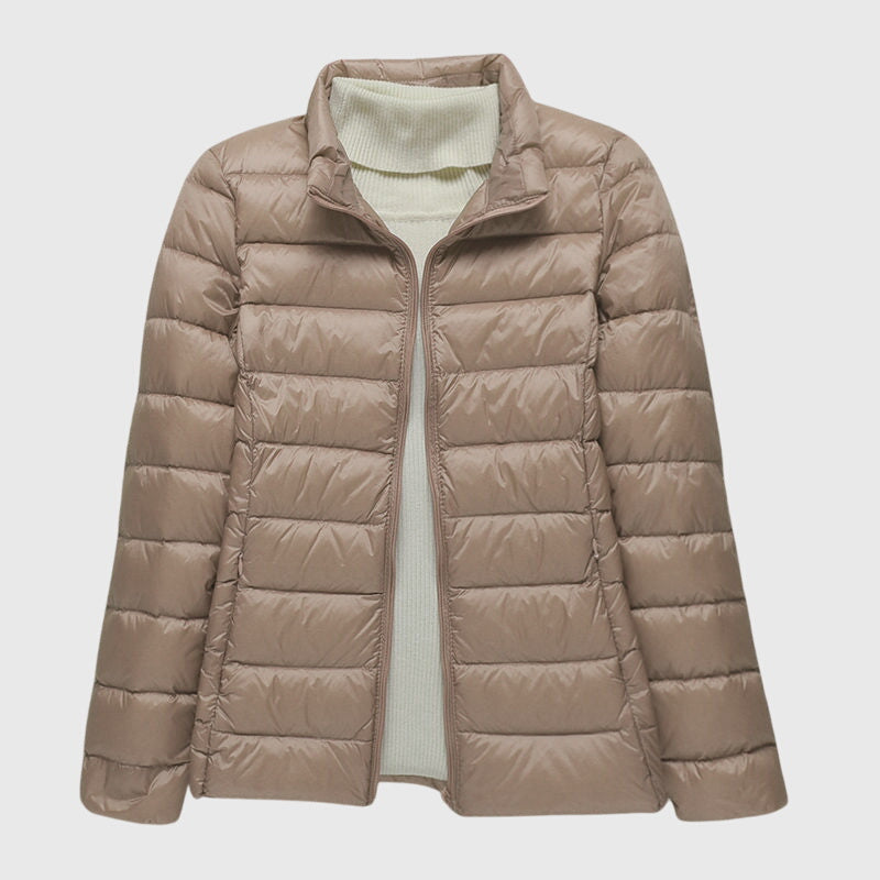 Veste matelassée ultra-légère Lily™ de Danoir Paris, vue de face, en tissu noir avec col montant et fermeture éclair.