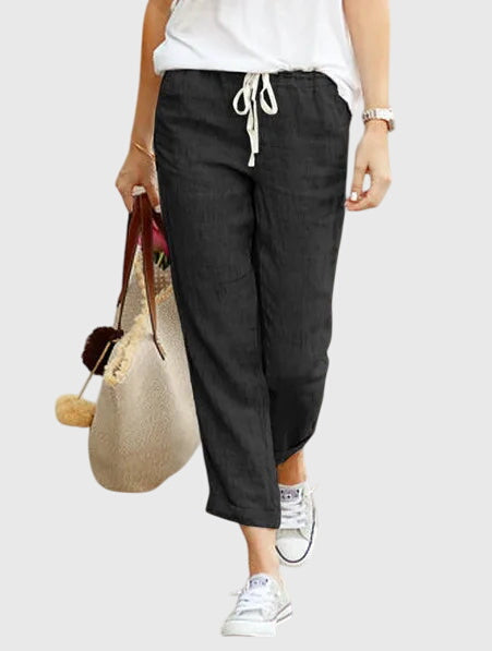Pantalons d'été élégants Zanra™ de Danoir Paris, en tissu léger, porté avec une chemise blanche, vue de face.