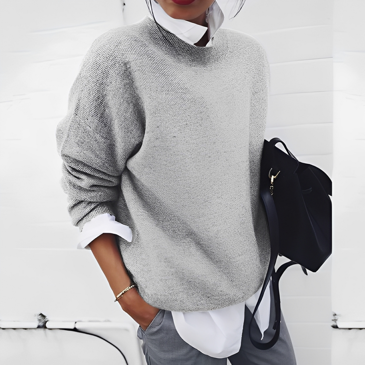 Pull doux et chaud pour homme Gabriel de Danoir Paris, pull saisonnier en laine confortable, porté par un homme.