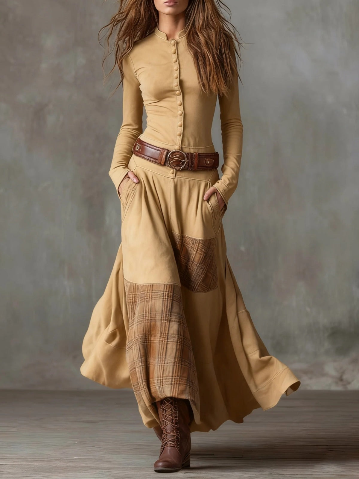 Robe maxi en suédine Élise de Danoir Paris avec ceinture, couleur neutre, portée fluide et élégante, vue de face.