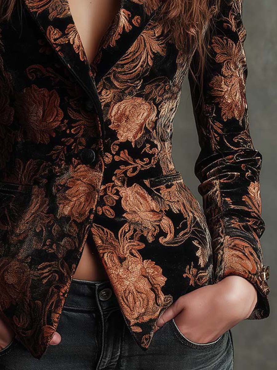 Blazer tailleur long à manches longues Danoir Paris, imprimé fleuri noir et bronze, porté sur un fond clair.