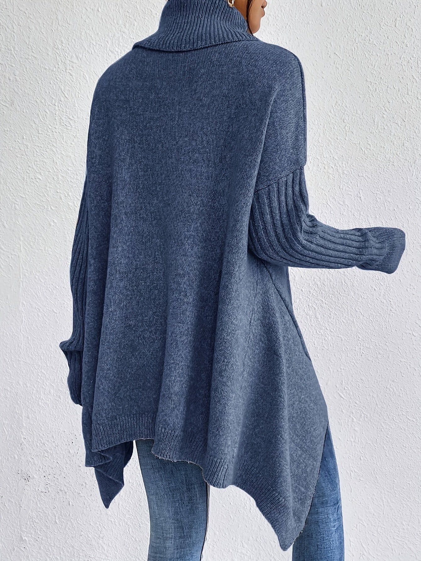 Pull Audrey Danoir Paris en maille confortable, couleur neutre, porté sur un mannequin, douceur et style décontracté.