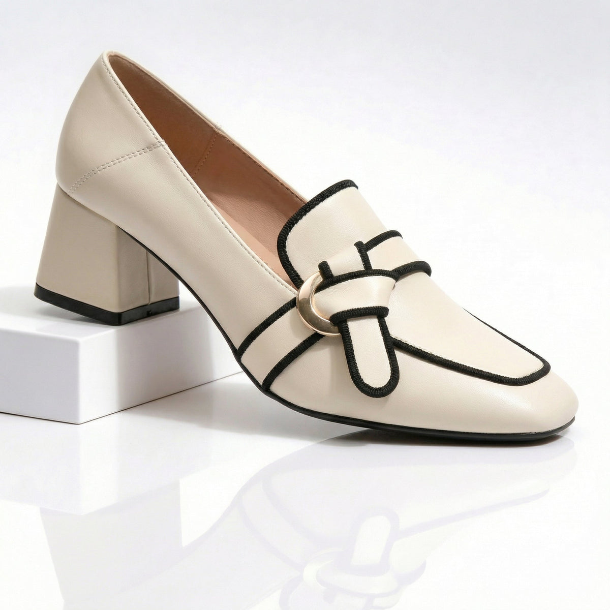 Mocassins Danoir Paris avec talons et profil contrastant, en cuir noir et beige, chaussure élégante pour femmes.