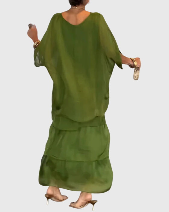 Robe longue Susan de Danoir Paris, vêtement élégant avec détails raffinés, portée pour une occasion spéciale.