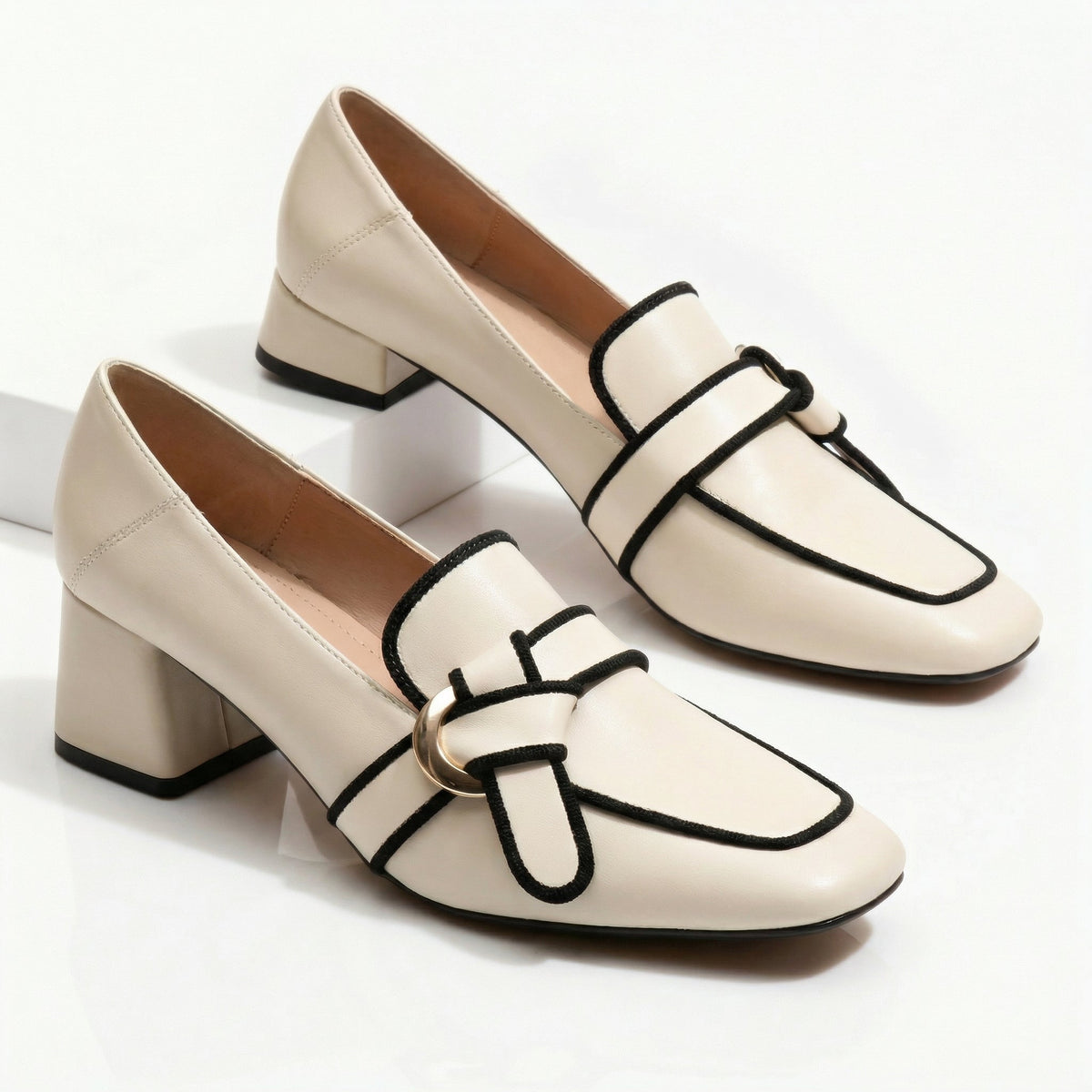 Mocassins avec profil contrastant de Danoir Paris, chaussures plates élégantes en cuir noir et détails colorés.