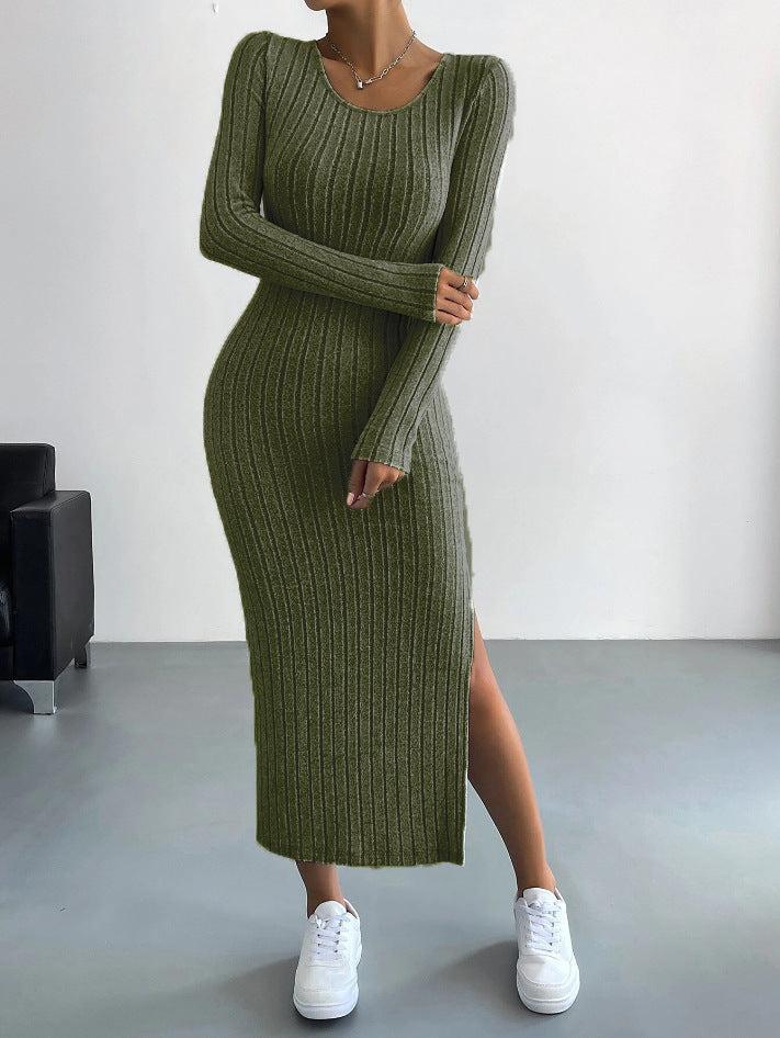 Robe longue tricotée pour femmes Lina de Danoir Paris, avec manches longues, portée élégante et confortable.