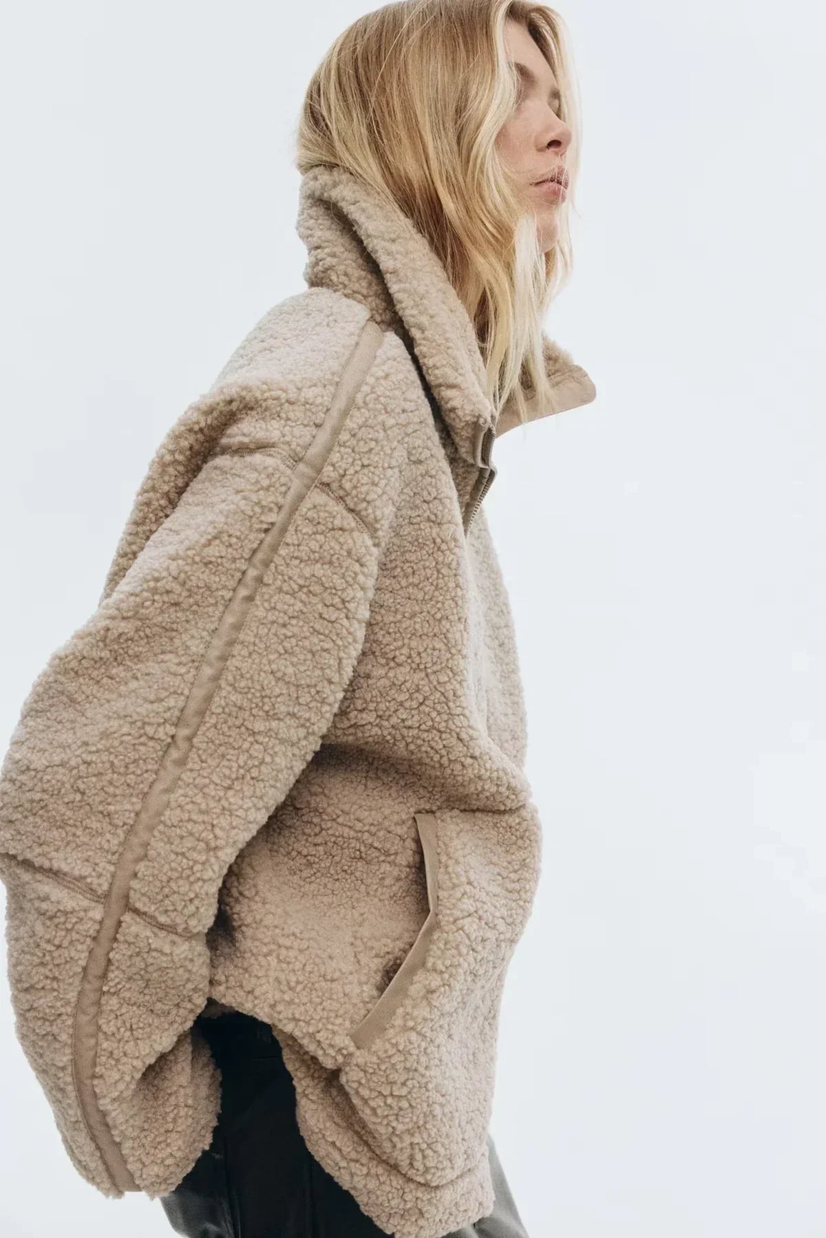 Manteau en Teddy Doux KAJA de Danoir Paris, tissu chaud et doux, porté sur un mannequin avec col et fermeture éclair.