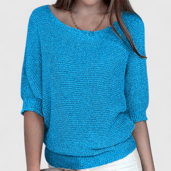 Pull en maille Rachel de Danoir Paris, coupe élégante et confortable, porté en situation décontractée.