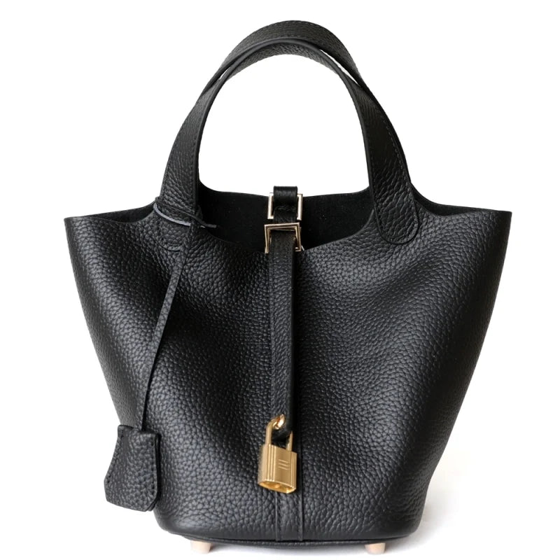 Sac seau noir Danoir Paris, sac à main en cuir avec bandoulière, design élégant et moderne, visible dans l'image.