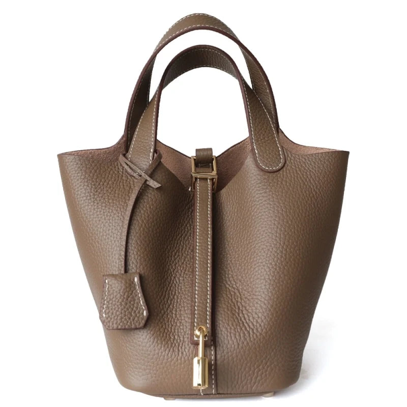 Sac seau Portico en cuir marron Danoir Paris, vue de face montrant la texture et la forme élégante du sac.