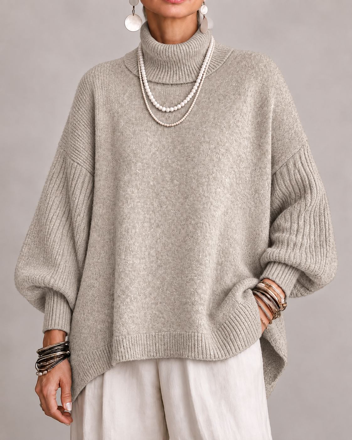 Pull élégant à col roulé Kathleen de Danoir Paris, en tissu doux, porté sur mannequin, couleur noir, style chic et moderne.