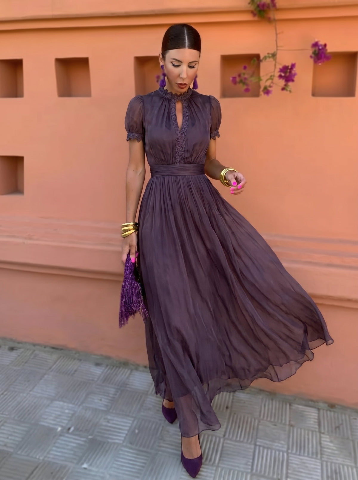 Robe longue en chiffon verte Cayetana de Danoir Paris, col haut et élégance féminine visible sur l'image.