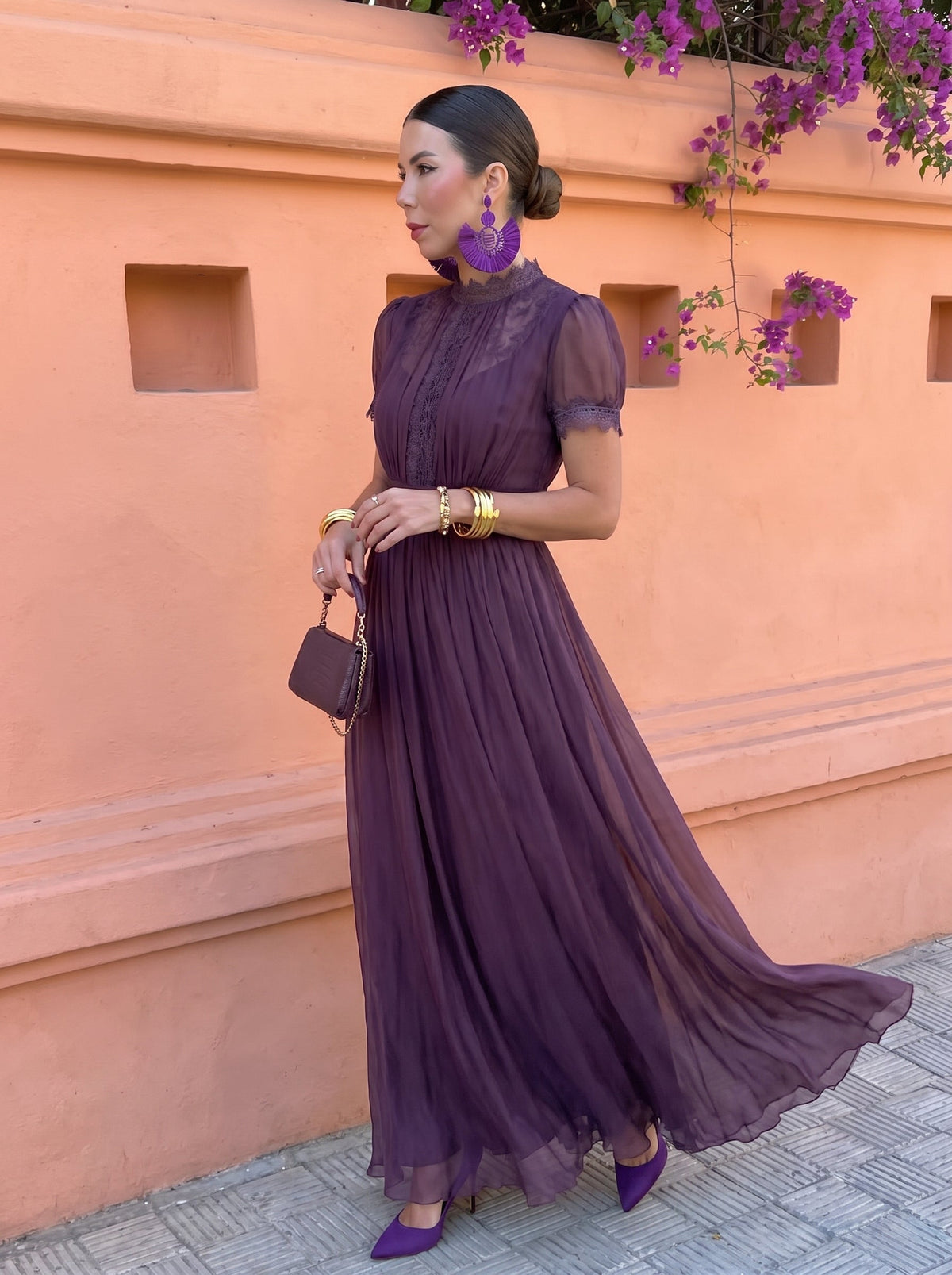 Robe longue femme Cayetana en chiffon vert avec col haut, élégante et fluide, par Danoir Paris.