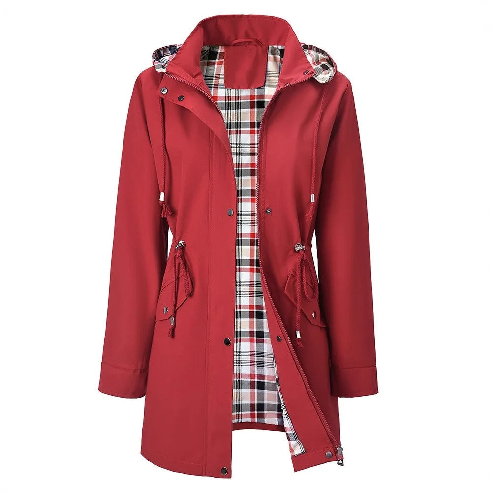 Veste de pluie 3-en-1 Carlotta de Danoir Paris, imperméable avec capuche amovible, en rouge pour femme.