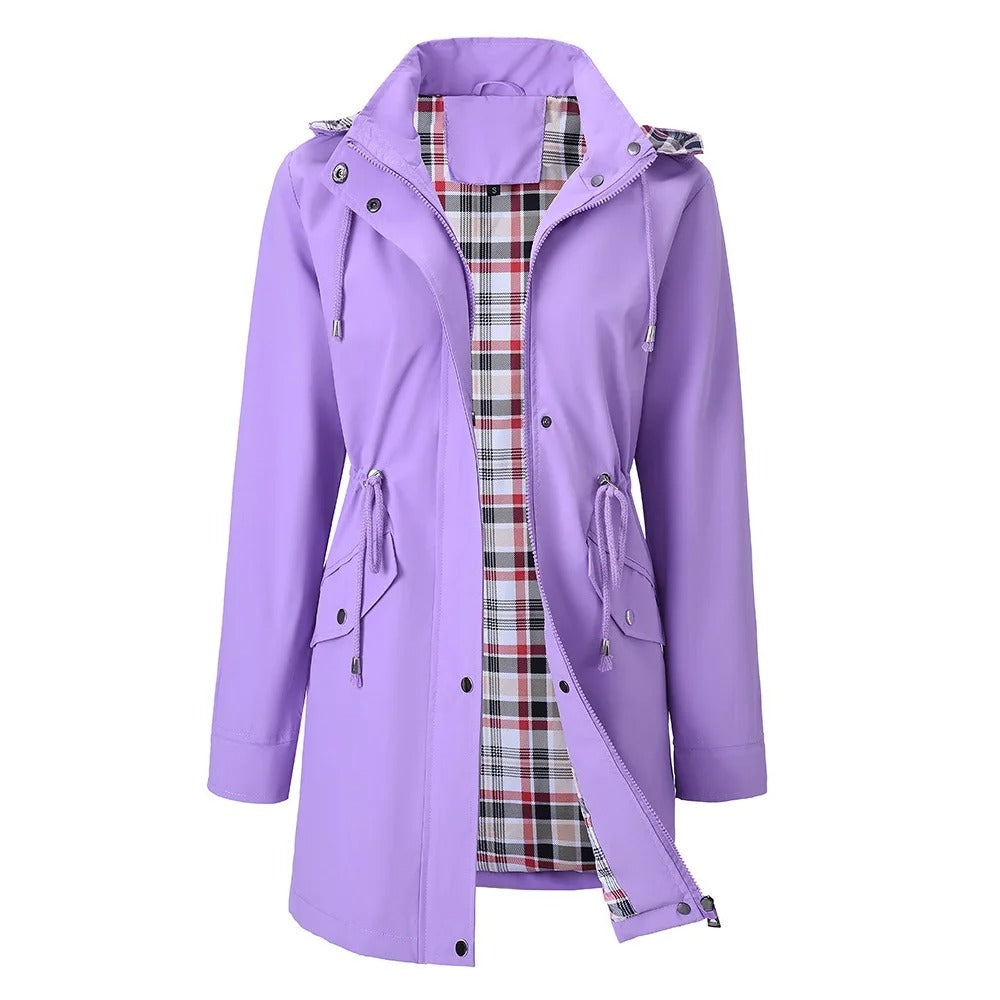 Veste de pluie 3-en-1 Danoir Paris Carlotta avec capuche amovible, imperméable et élégante en tissu violet.