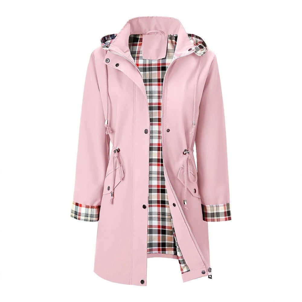 Veste de pluie 3-en-1 Carlotta Danoir Paris avec capuche amovible, imperméable, en tissu rose pour femme.
