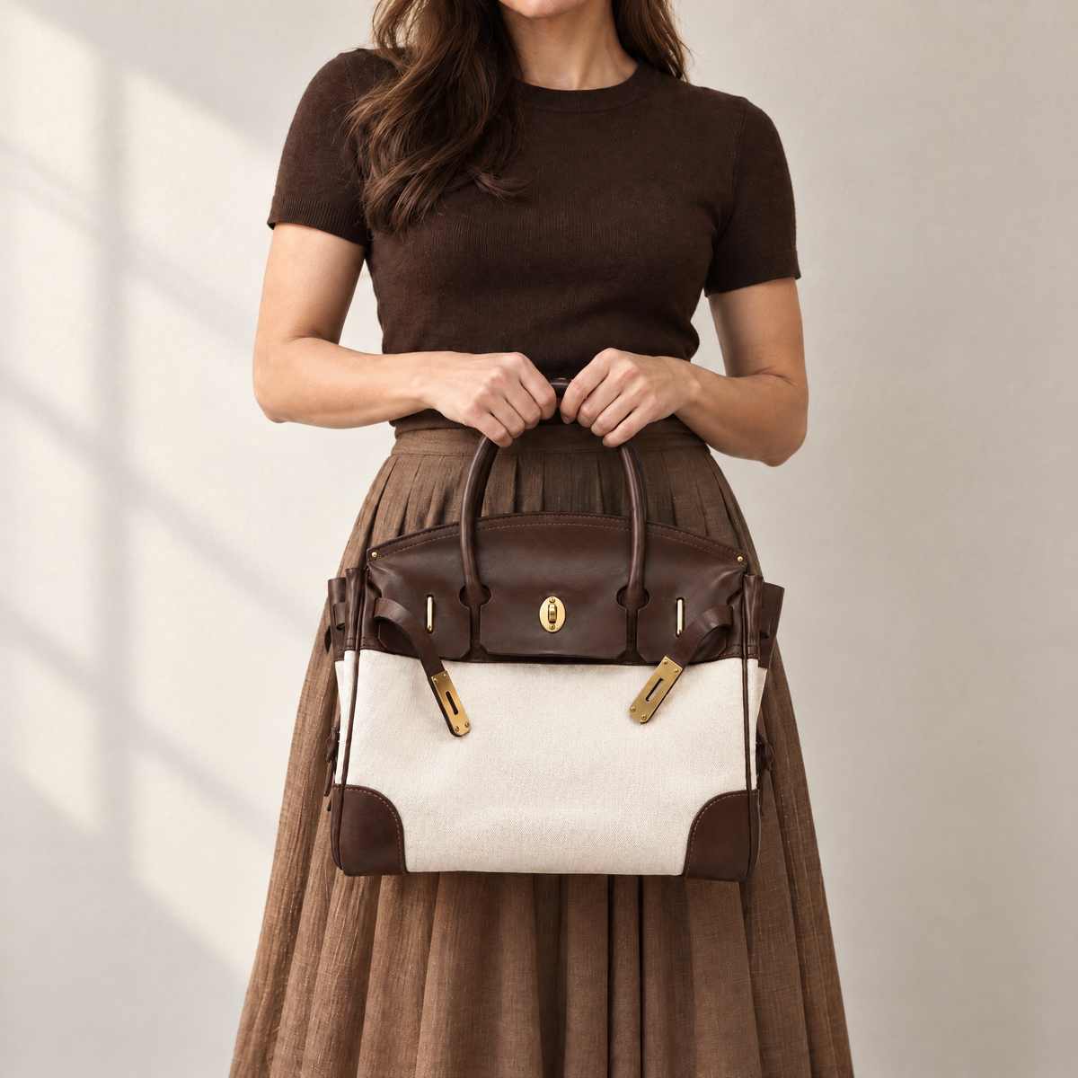 Sac à main Vivienne en cuir fait main de Danoir Paris, avec poignées élégantes et détails artisanaux visibles.