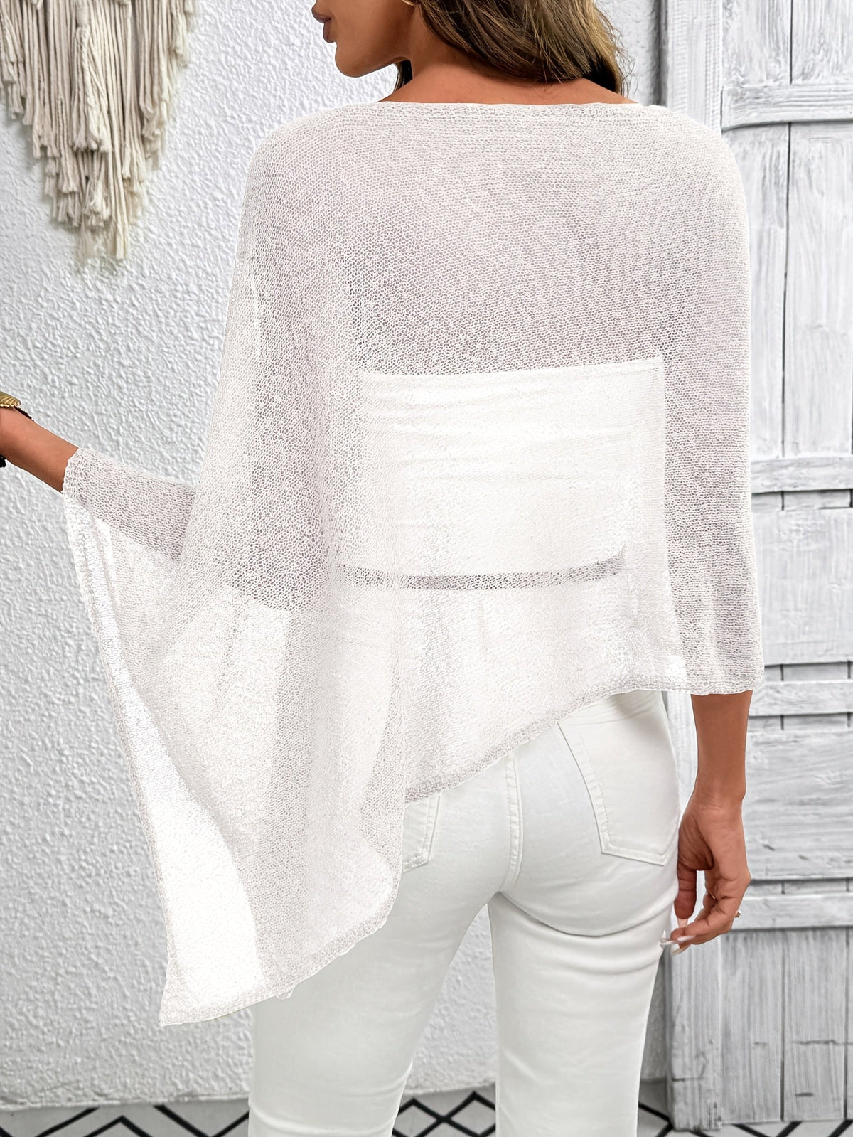 Haut de style cape asymétrique unie grande taille de Danoir Paris, en tissu fluide et élégante couleur unie.